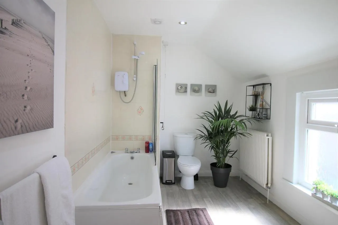 Three Bedroom Townhouse - Free Local Parking - By Property Promise كارديف