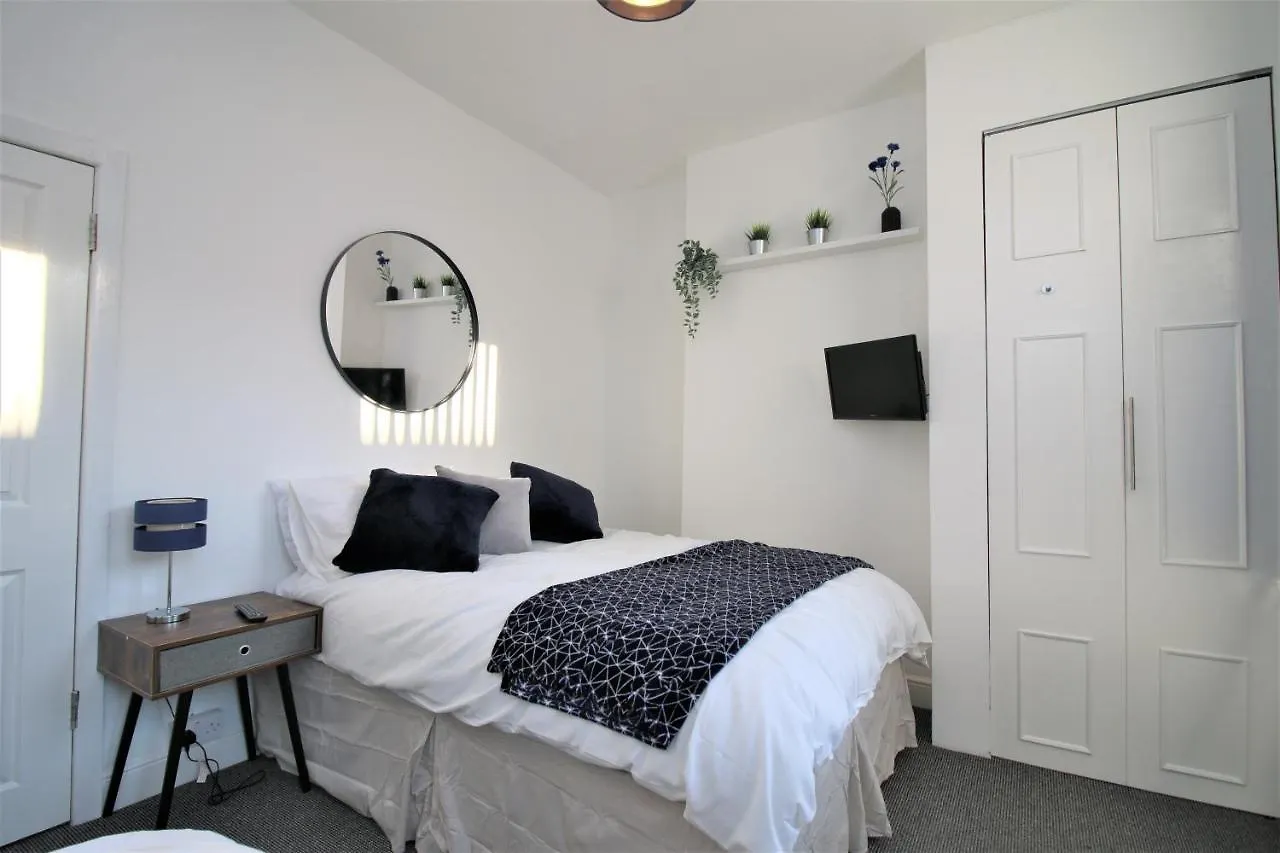 Three Bedroom Townhouse - Free Local Parking - By Property Promise كارديف