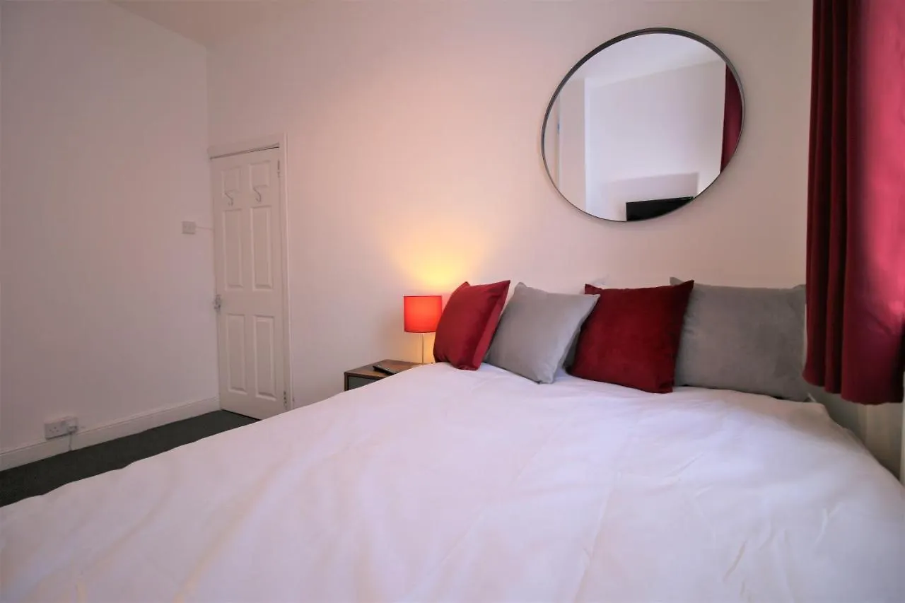 Three Bedroom Townhouse - Free Local Parking - By Property Promise كارديف