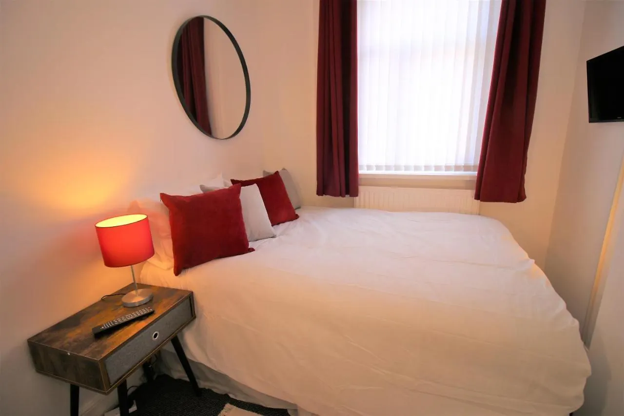 Three Bedroom Townhouse - Free Local Parking - By Property Promise Cardiff 0*,  United Kingdom