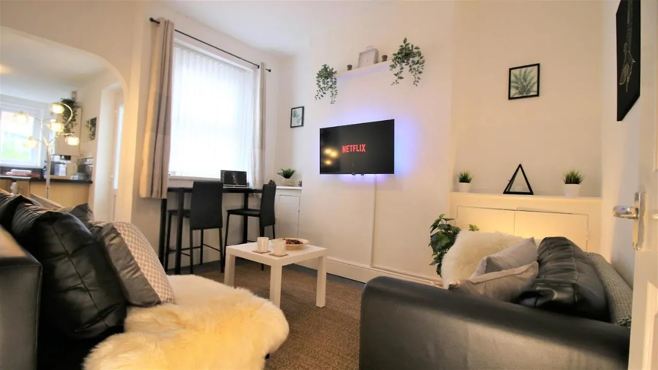 Three Bedroom Townhouse - Free Local Parking - By Property Promise Cardiff