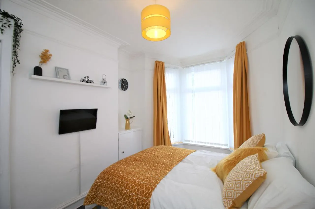 Holiday home Three Bedroom Townhouse - Free Local Parking - By Property Promise Cardiff United Kingdom