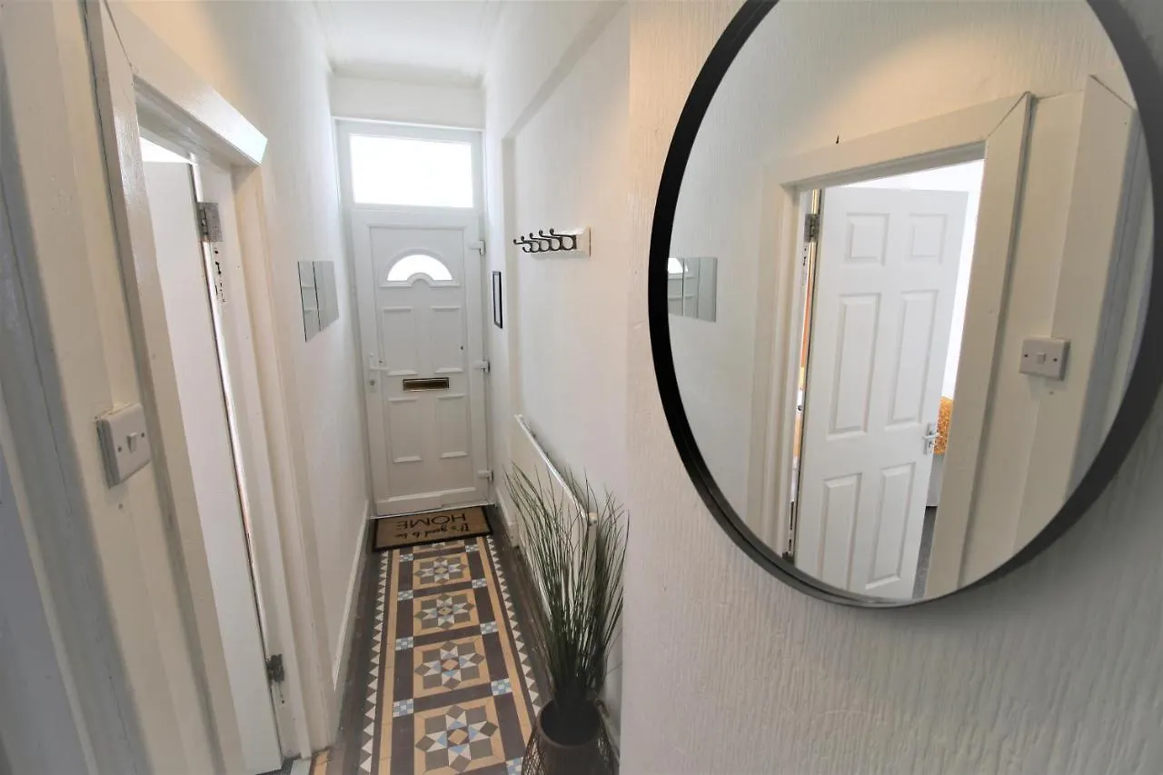 Three Bedroom Townhouse - Free Local Parking - By Property Promise Cardiff 0*,