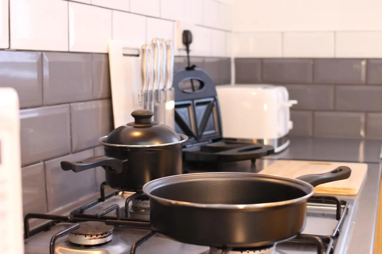 Three Bedroom Townhouse - Free Local Parking - By Property Promise Cardiff United Kingdom