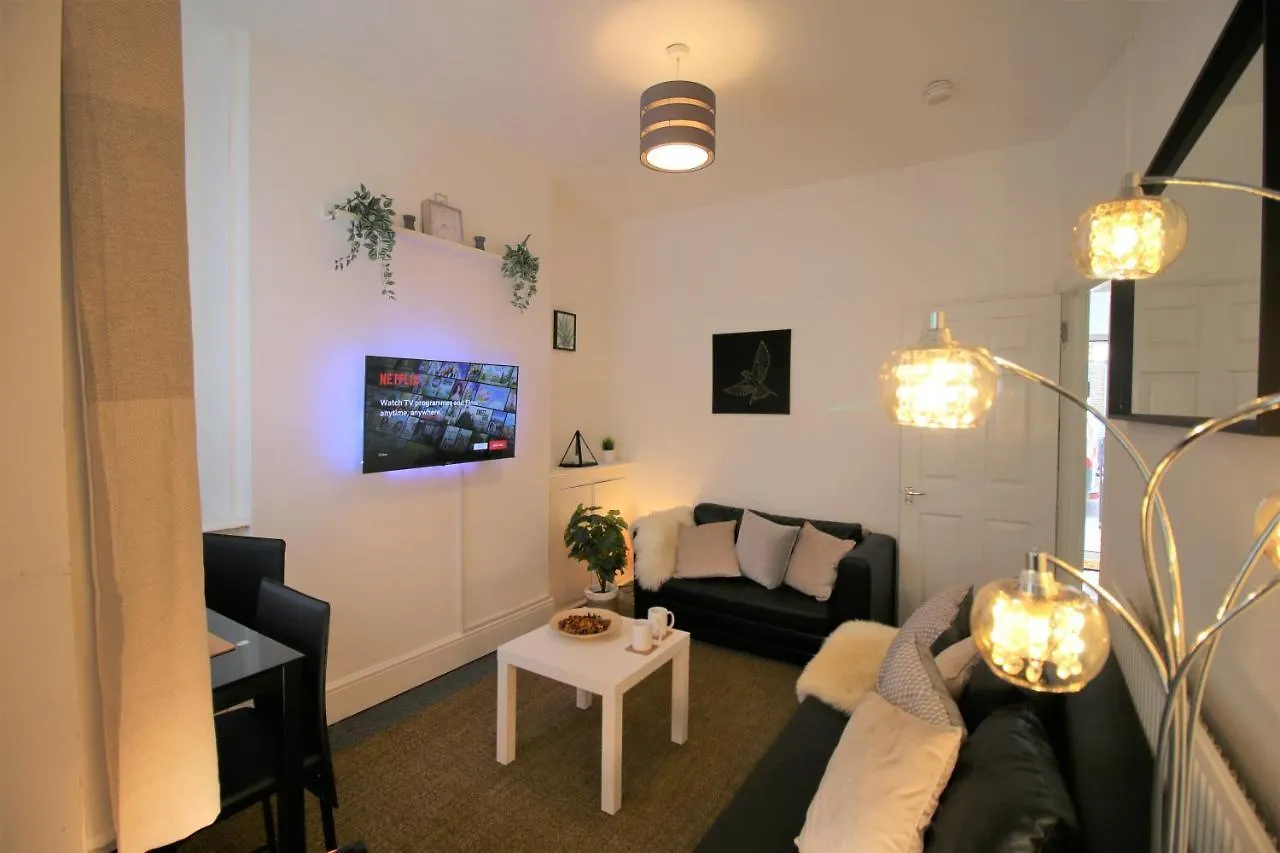 Three Bedroom Townhouse - Free Local Parking - By Property Promise Cardiff Holiday home
