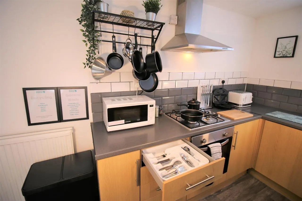 Three Bedroom Townhouse - Free Local Parking - By Property Promise Cardiff